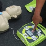 Comment fonctionne un défibrillateur automatique externe