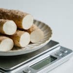 Assiette de manioc bouilli pesee sur balance de cuisine