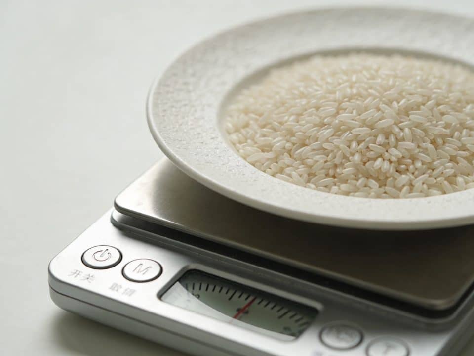 Assiette de riz blanc pesee sur balance de cuisine