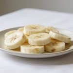 Assiette de tranches dananas frais sur table blanche