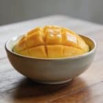 Bol de des de mangue fraiche sur table