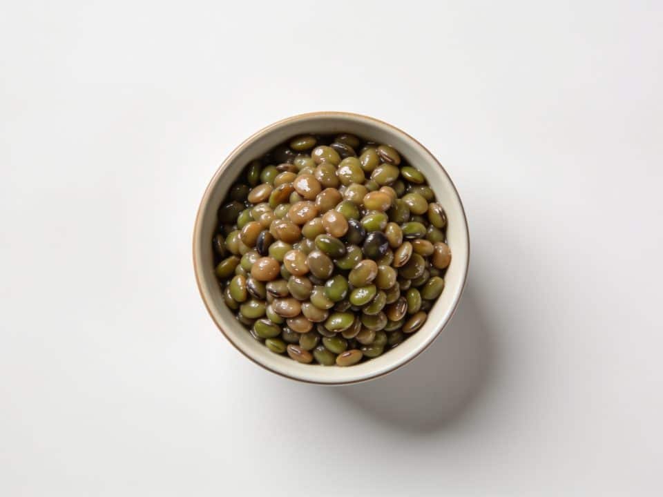 Bol de lentilles cuites vu de haut