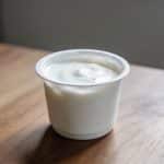 Bol de yaourt blanc sur table en bois