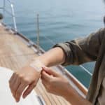 Femme sur un bateau collant un patch anti nausee