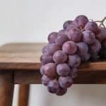 Grappe de raisins violets sur table en bois