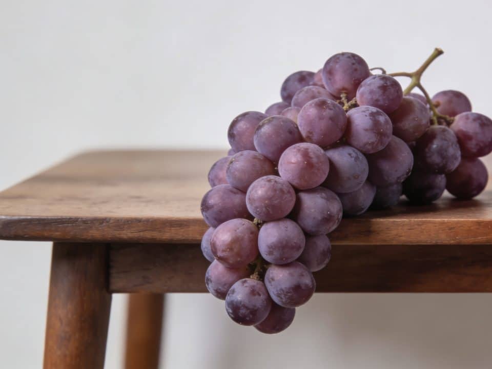Grappe de raisins violets sur table en bois