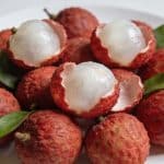 Gros plan de litchis frais sur assiette blanche