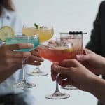 Groupe d amis trinquant avec cocktails sans alcool colorés