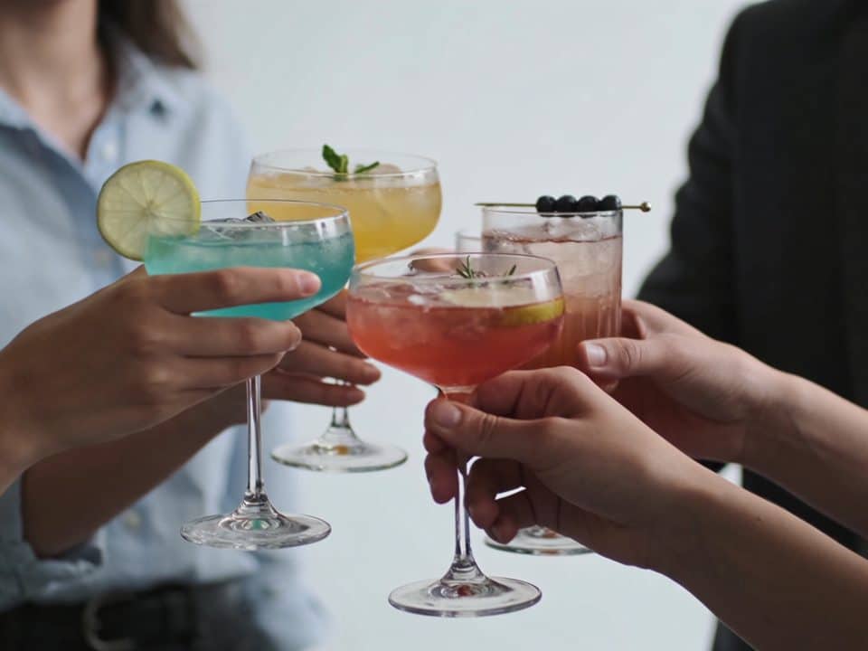 Groupe d amis trinquant avec cocktails sans alcool colorés