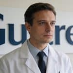 medecin en blouse blanche devant panneau Gueret