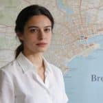 medecin en blouse blanche devant plan de Brest
