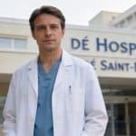 medecin debout devant hopital de Saint Etienne