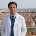 medecin debout devant plan de Toulouse vue aerienne