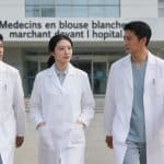 medecins en blouse blanche marchant devant l hopital