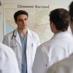 medecins en blouses blanches devant carte Clermont Ferrand