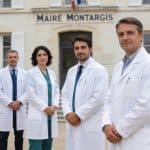 rangée de medecins debout devant mairie Montargis